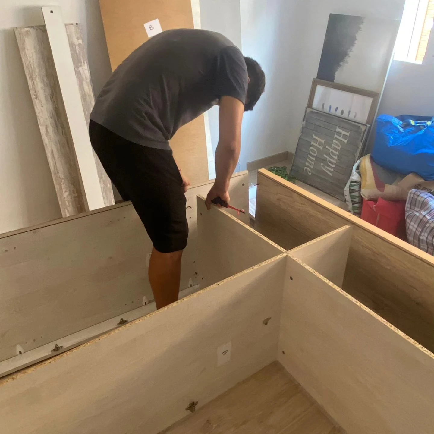 Trabajador ajustando las divisiones de un mueble