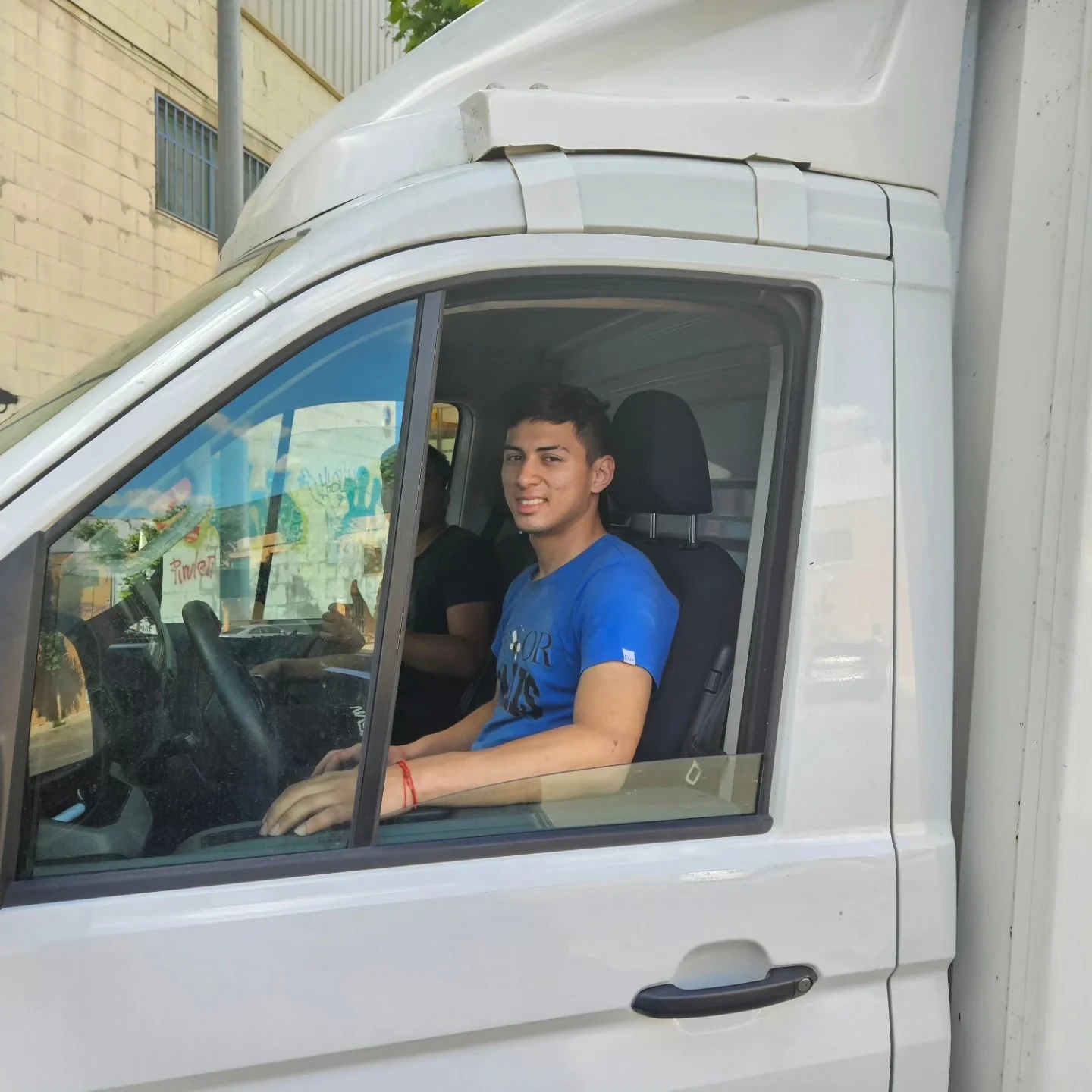 Miembro del equipo de Soluciones Chira SL al volante de una furgoneta blanca