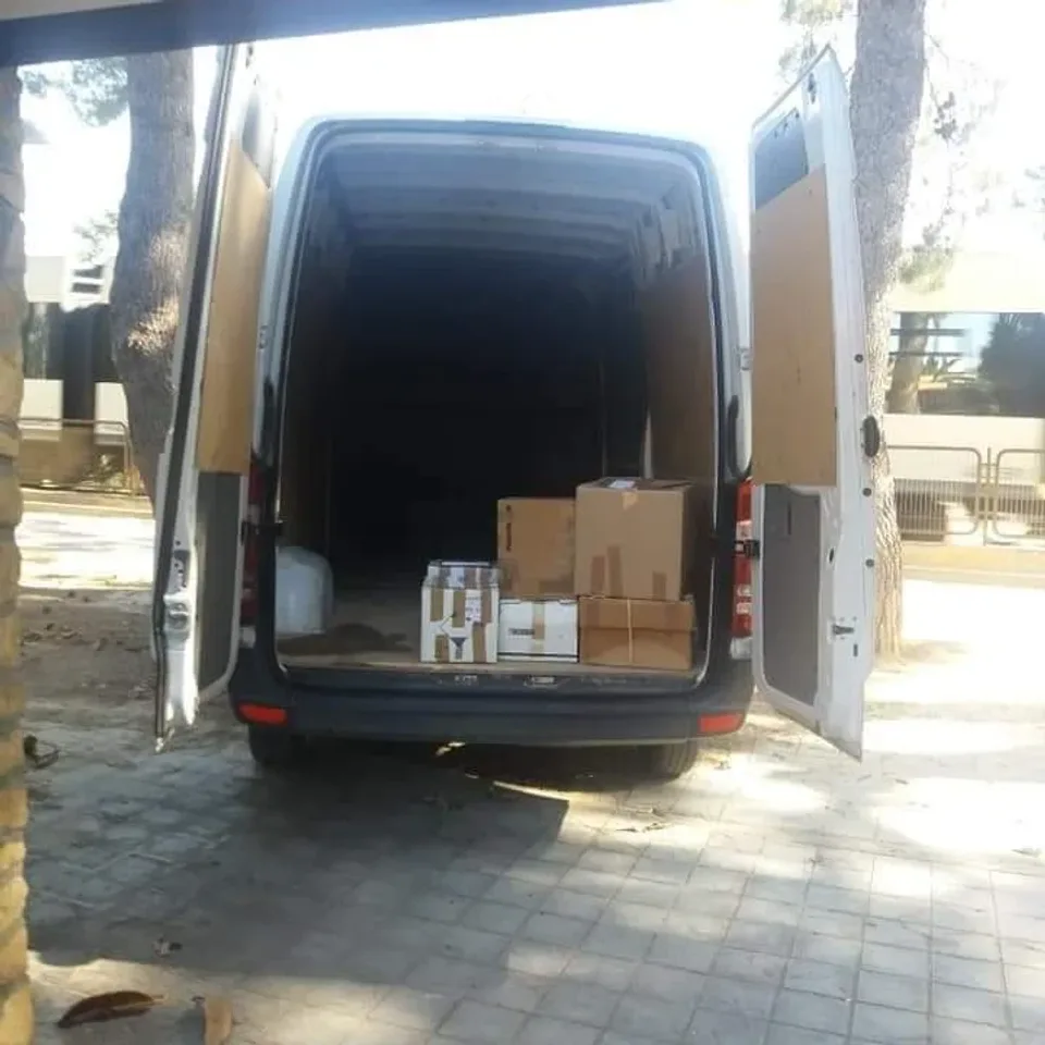 Furgoneta con cajas y muebles para un traslado