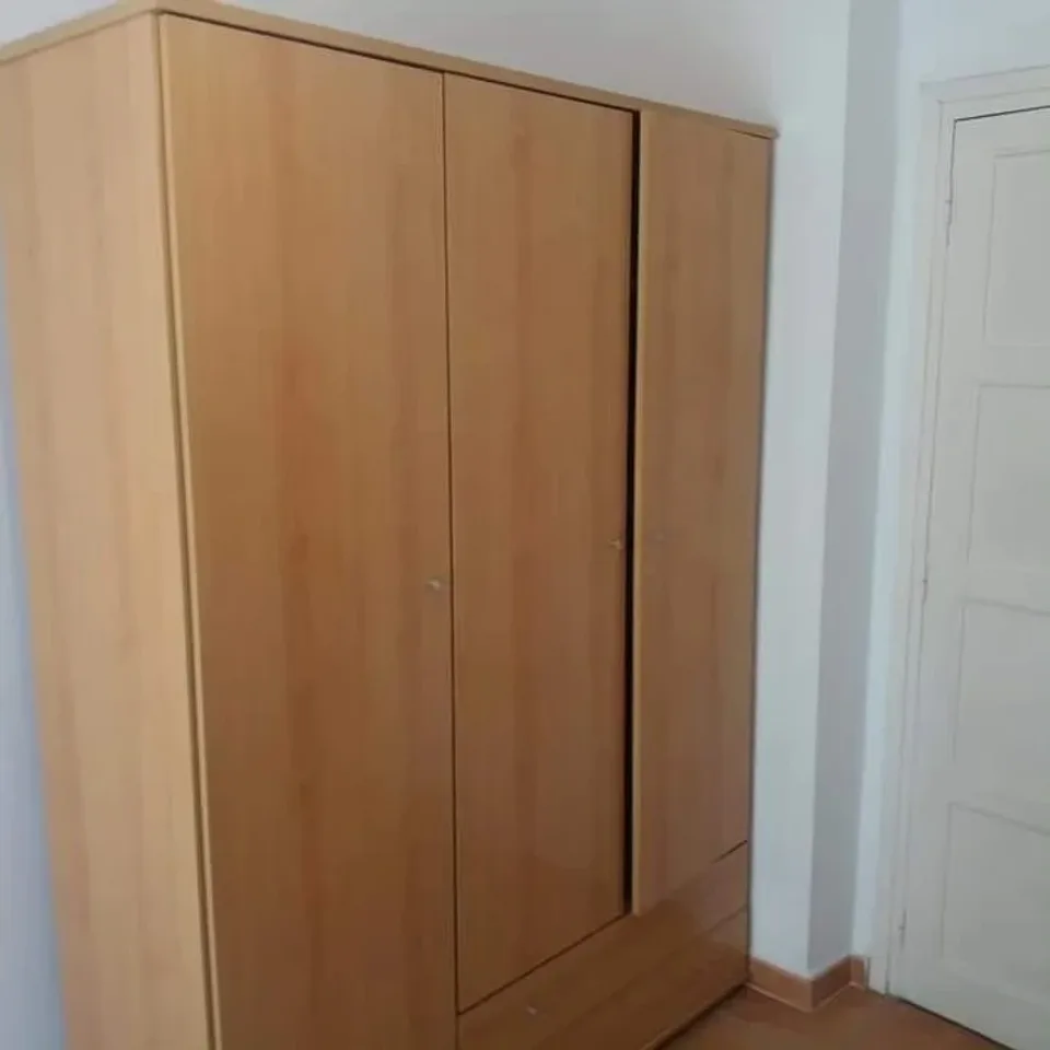 Armario de madera montado en una habitación