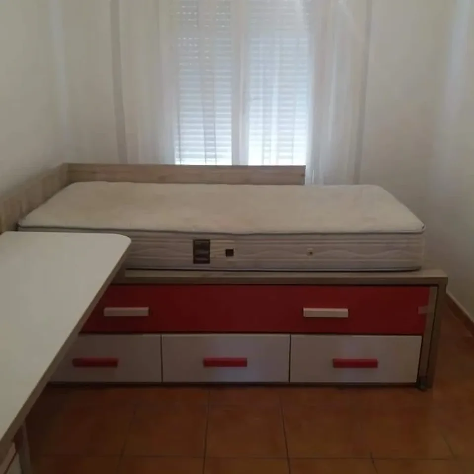 Cama con cajones rojos y blancos