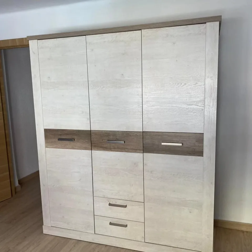 Armario blanco con una franja de acabado de madera