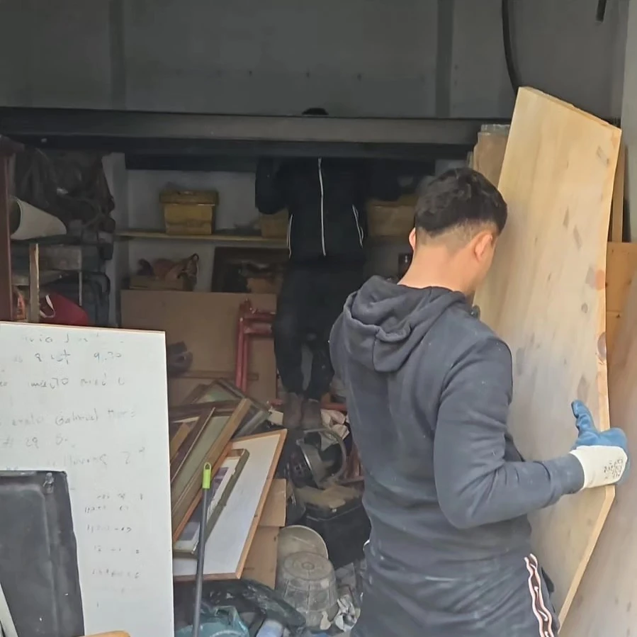 Miembro del equipo cargando un mueble en la furgoneta