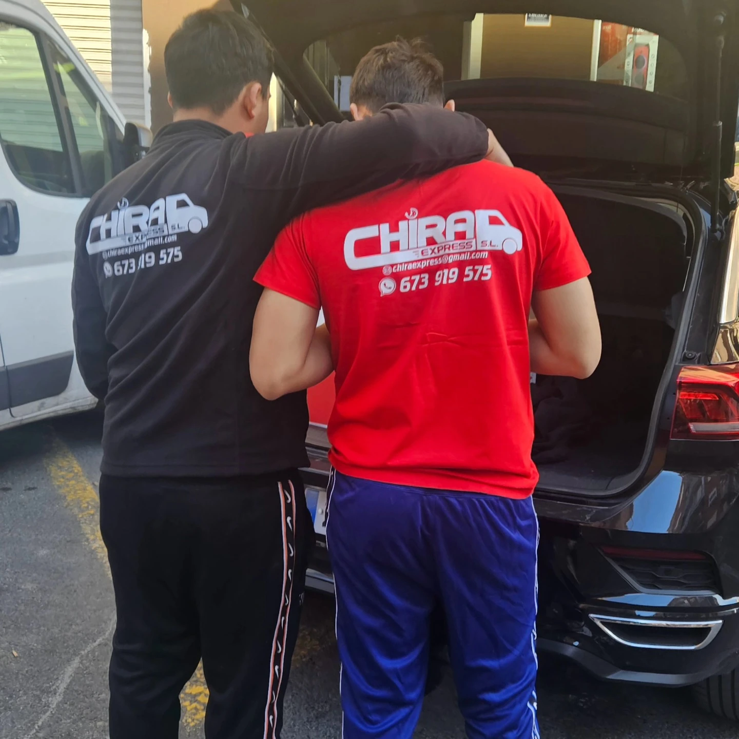 Dos compañeros de Chira junto a la furgoneta